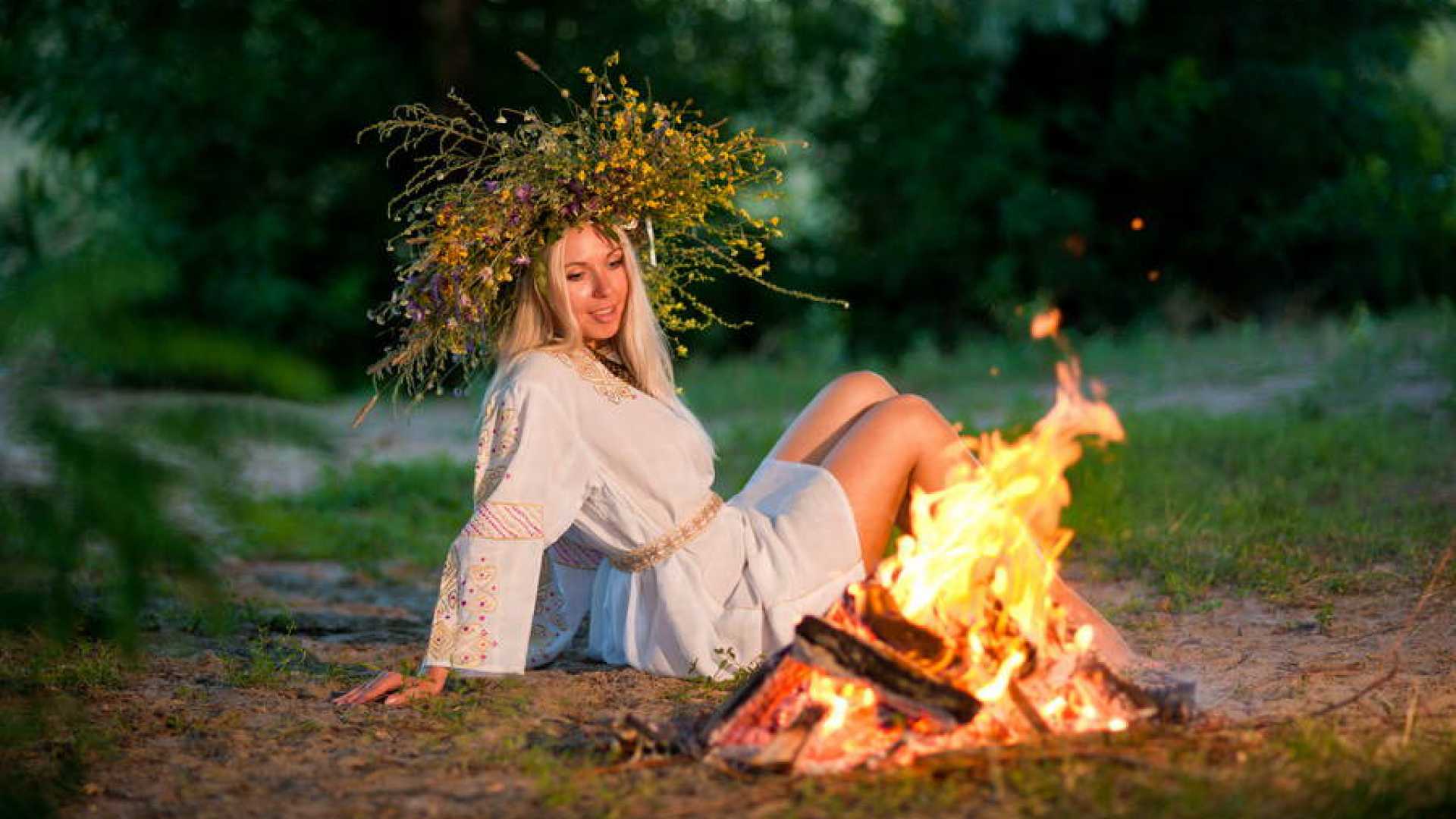 Фото с костром девушки. Иван Купала. Марина Меньшикова Иван Купала. Славянки на Ивана Купала. Фотосессия в стиле Ивана Купала.