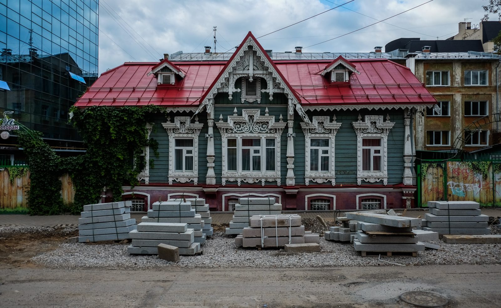 Пермь 67. Особняк Токаревой Пермь. Исторические здания Перми особняк Токаревой. Особняк Токаревой Пермь внутри. Пермская 67.