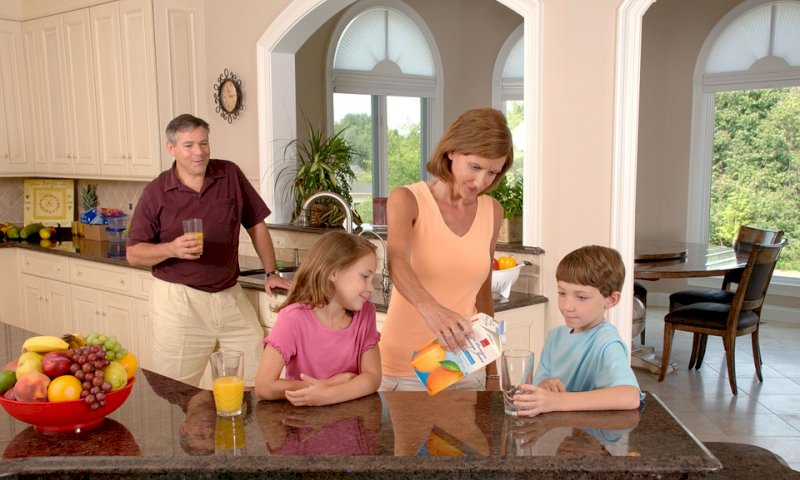family drinking orange juice 619144 960 720