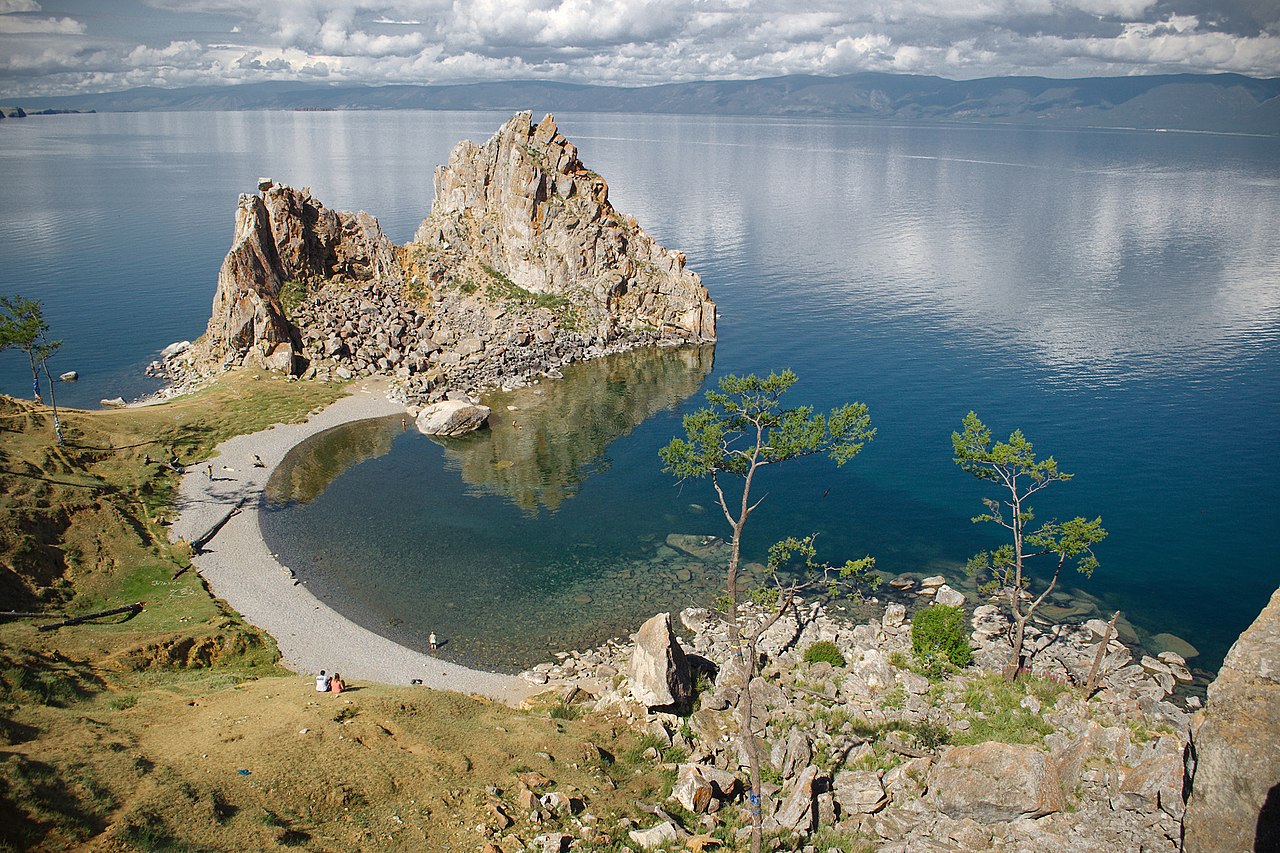 Скала Шаманка на острове Ольхон внутри фото