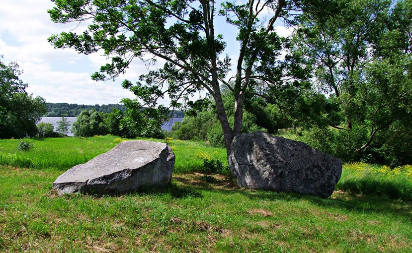 raskoloty kamen v latvii